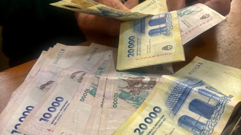 dolares_en_billetes_carlos_ventura.jpg_100911831