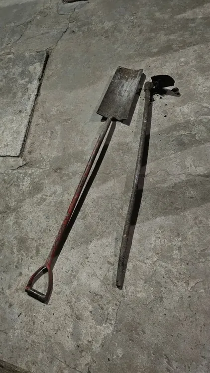 la-pala-que-habria-sido-utilizada-cavar-el-pozo-enterrar-las-victimas-del-triple-crimen