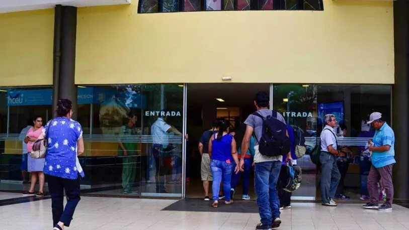 Hospital-Madariaga-entrada-con-empleados-de-seguridad-813x458