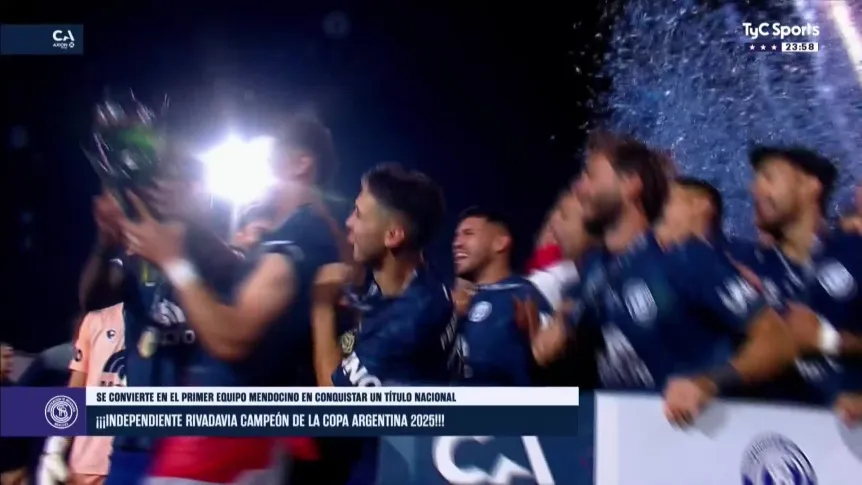 el-momento-en-que-independiente-rivadavia-alza-la-copa-argentina_862x485