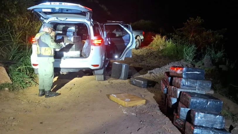 Descargaron-mas-de-una-tonelada-de-marihuana-desde-una-canoa-en-la-costanera-de-Puerto-Piray-813x458